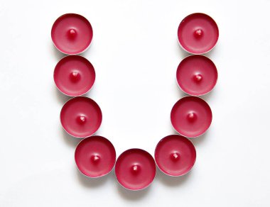 Beyaz arkaplanda pembe mumlar