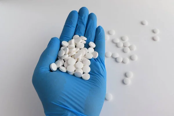 Man with red and white pills in palm — Stock Photo, Image