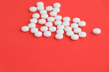 Hastalıklar, iyileşmek halklar sağlık Spilled beyaz hap üstten görünüm beyaz yüzeyi için tablet ilaç.