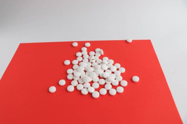 Hastalıklar, iyileşmek halklar sağlık Spilled beyaz hap üstten görünüm beyaz yüzeyi için tablet ilaç.