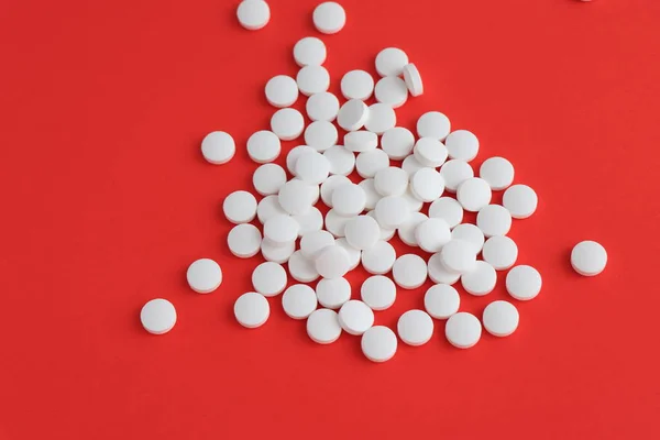 Tablets medicine for peoples health to heal diseases, top view of the Spilled white pills on the white surface. — Stock Photo, Image