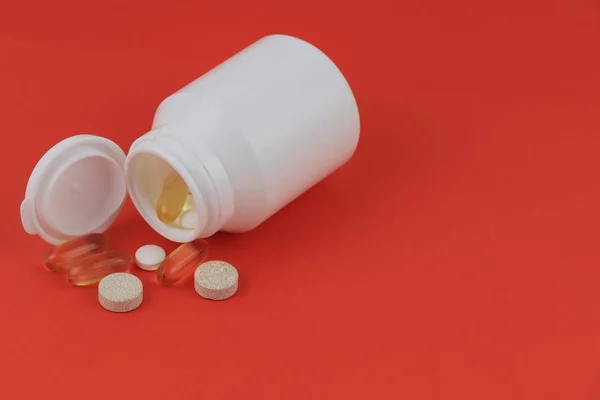 Pills pills in a white jar in bulk. — Stock Photo, Image