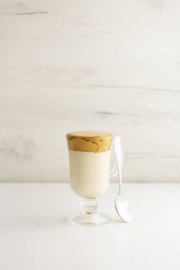 Dalgona kahvesi. Sütlü ve köpüklü ev yapımı buzlu içecek.