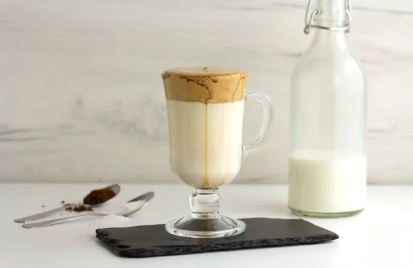 Café Dalgona. Bebida helada casera de moda con espuma de café y leche — Foto de Stock