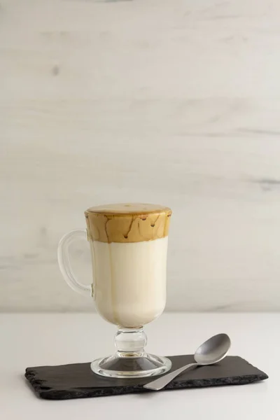 Café Dalgona. Bebida helada casera de moda con espuma de café y leche — Foto de Stock