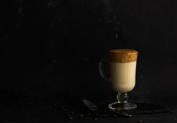 Café Dalgona. Bebida gelada caseira na moda com espuma de café e leite — Fotografia de Stock