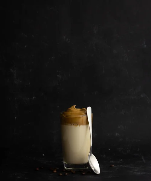Café Dalgona. Bebida helada casera de moda con espuma de café y leche — Foto de Stock