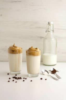 Buzlu Dalgona Kahve, modaya uygun kremalı kremalı kahve.