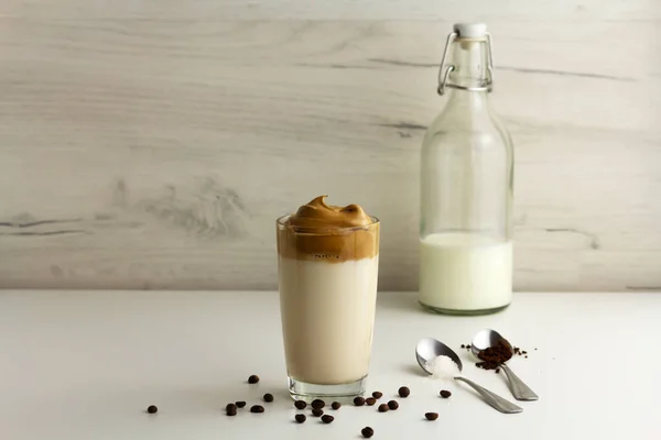 Café helado Dalgona, un café batido cremoso esponjoso de moda — Foto de Stock