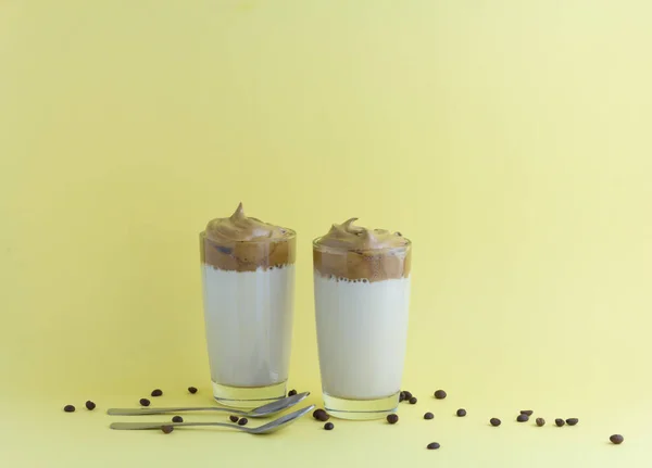 Café helado Dalgona, un café batido cremoso esponjoso de moda — Foto de Stock