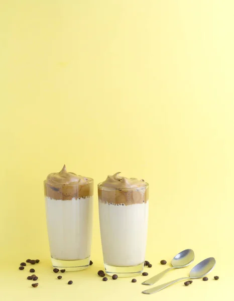 Café helado Dalgona, un café batido cremoso esponjoso de moda — Foto de Stock