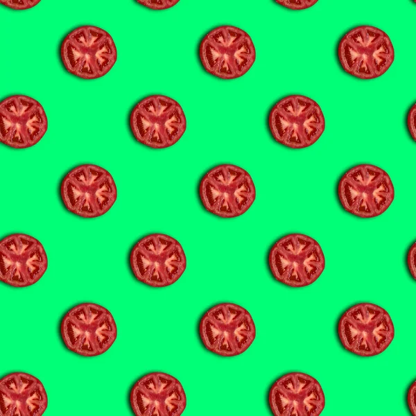 Seamless pattern. Isolated tomato slices on a green background — Stock Photo, Image