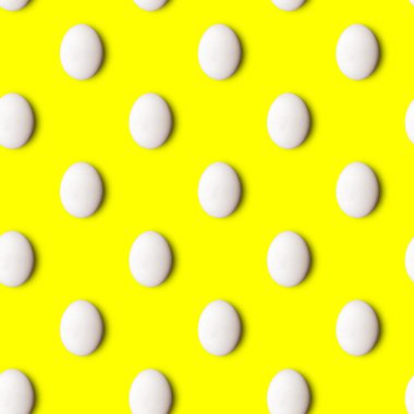Sarı arka planda izole edilmiş yumurtalar.