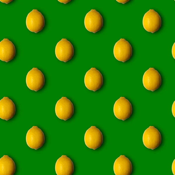 Yeşil arka planda izole edilmiş limonlar