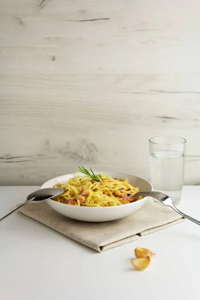 Carbonara makarnası. Geleneksel İtalyan mutfağı. Boşluğu kopyala