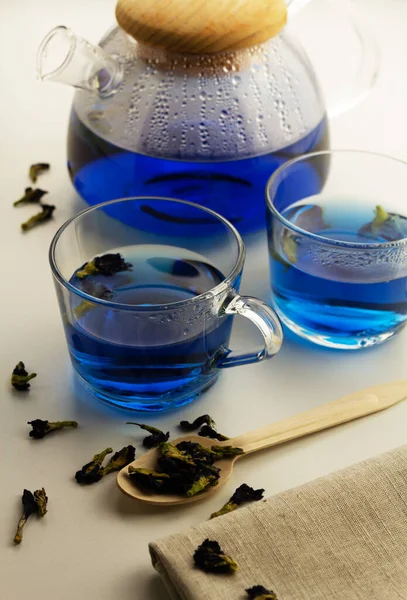Ταϊλανδέζικο μπλε τσάι σε ένα γυάλινο τσαγιέρα σε ένα ελαφρύ φόντο — Φωτογραφία Αρχείου