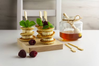 Geleneksel Hollanda mini krepleri ya da muzlu, ahududulu ve naneli poffertjes