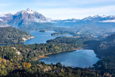 Nahuel Huapi Ulusal Park, San Carlos de Bariloche (veya sadece, Bariloche), muhteşem görüntülemek Cerro Companario tepesinden Rio Negro, Arjantin'in Patagonya bölgesinde kuzey kenarında bulunan