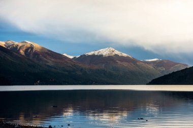 Lake Guillelmo sonbahar renkleri Villa Mascardi, Bariloche, Patagonia, Arjantin oturur