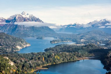Nahuel Huapi Ulusal Park, San Carlos de Bariloche (veya sadece, Bariloche), muhteşem görüntülemek Cerro Companario tepesinden Rio Negro, Arjantin'in Patagonya bölgesinde kuzey kenarında bulunan