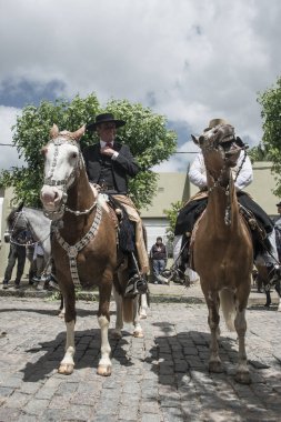 San Antonio de Areco, İl Buenos Aires, Arjantin - 11 Kasım 2012: Gaucho (Güney Amerikalı kovboy 's ikamet o Güney Amerika'da Pampa) geleneksel Gauchos bayram sırasında (İspanyolca - Fies şehir merkezinden at sürüsü sürücüler