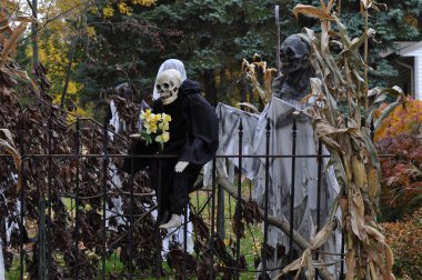 Boston, Massachusetts, Amerika Birleşik Devletleri - 21 Ekim 2009: iskelet ve kabaklar sıradan evler için Halloween'yeni dekore edilmiş 