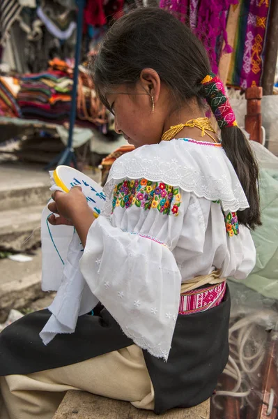 Otavalo Ekwador Sierpnia 2012 Indian Girl Krajowych Ubrania Sprzedaje Produkty — Zdjęcie stockowe