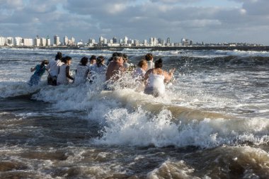 Maldonado, Uruguay - 2 Şubat 2019: Orisha Yemanja (Iemanja) Punta del Este Playa Mansa sahilde cemaat Umbandist Kilisesi'nin ibadet