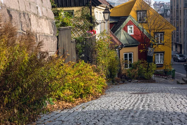 Pequeña calle en el viejo Oslo a finales de otoño, Noruega — Foto de Stock