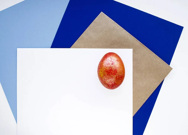 赤い光沢のある卵。ハッピー イースター。幾何学的な背景. — ストック写真