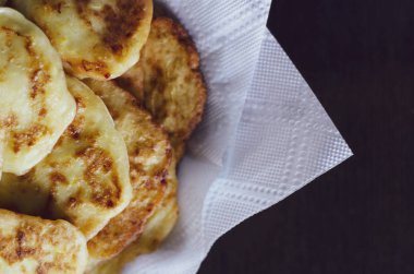 Kabak sebze ve ekşi krem ile pancake.