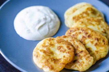 Kabak sebze ve ekşi krem ile pancake.