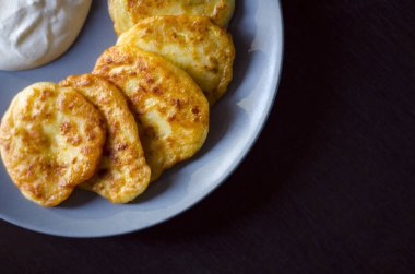 Kabak sebze ve ekşi krem ile pancake.