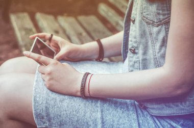 Kız bir video izliyor. Fotoğraf.