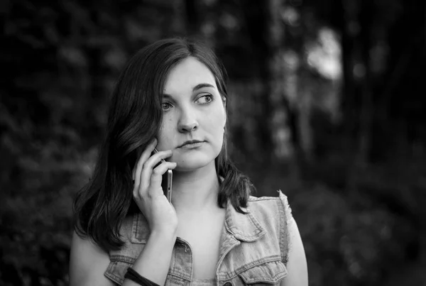 Chica hablando por teléfono y triste . — Foto de Stock