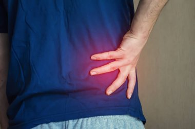 Sırtını tutan bir adam. Sırt ağrısı.