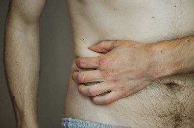 Adam kendi tarafını tutuyor. Yakın çekim.