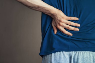 Sırtını tutan bir adam. Sırt ağrısı.