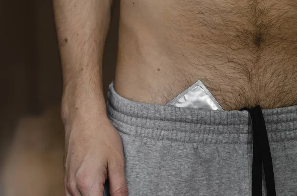 젊은 남자 제공 에 사용 콘돔. — 스톡 사진