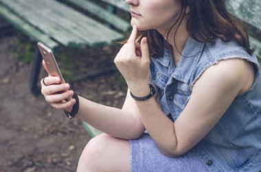 Kız cevap yazmak düşünüyor.