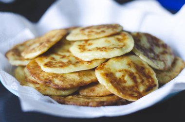 Kabak sebze ve ekşi krem ile pancake.