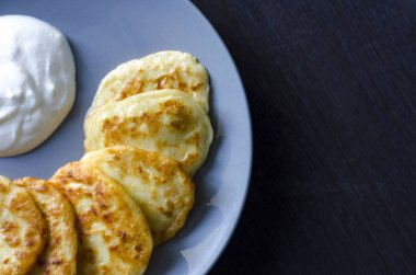 Kabak sebze ve ekşi krem ile pancake.