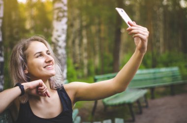 Kız selfie çekiyor. Duyguları. Fotoğraf.