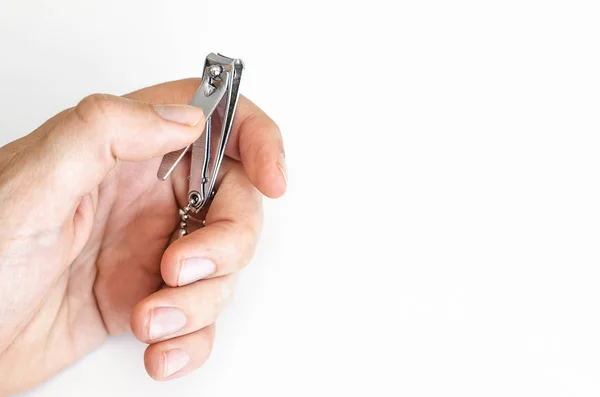 Ung man som innehar en nagelklippare verktyg. — Stockfoto