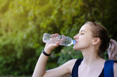 Egzersiz den sonra su içen güzel kız. Spor yapma.