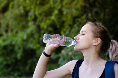 Egzersiz den sonra su içen güzel kız. Spor yapma.