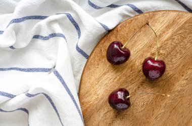 Olgun kiraz, en iyi manzara. Mutfak. Yaz böğürtlen.