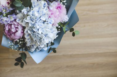 Çiçek buketi yakın çekim. Peonies, hidangea.
