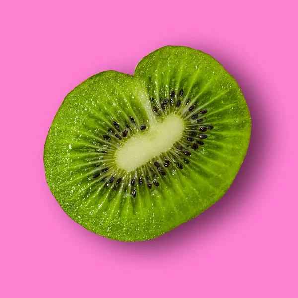 Half gehakte kiwi. Het uitzicht vanaf de top. — Stockfoto