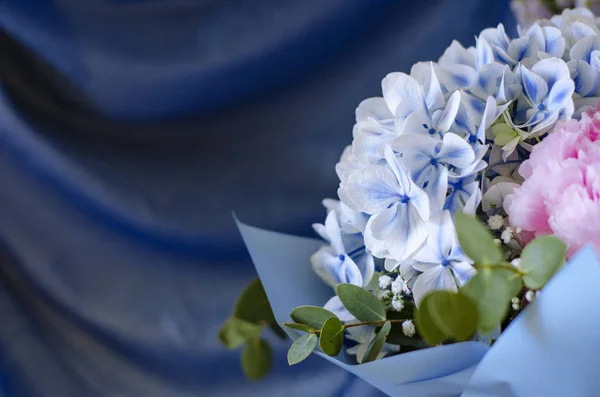 Bouquet of flowers close-up. On a blue background. — Stock Photo, Image